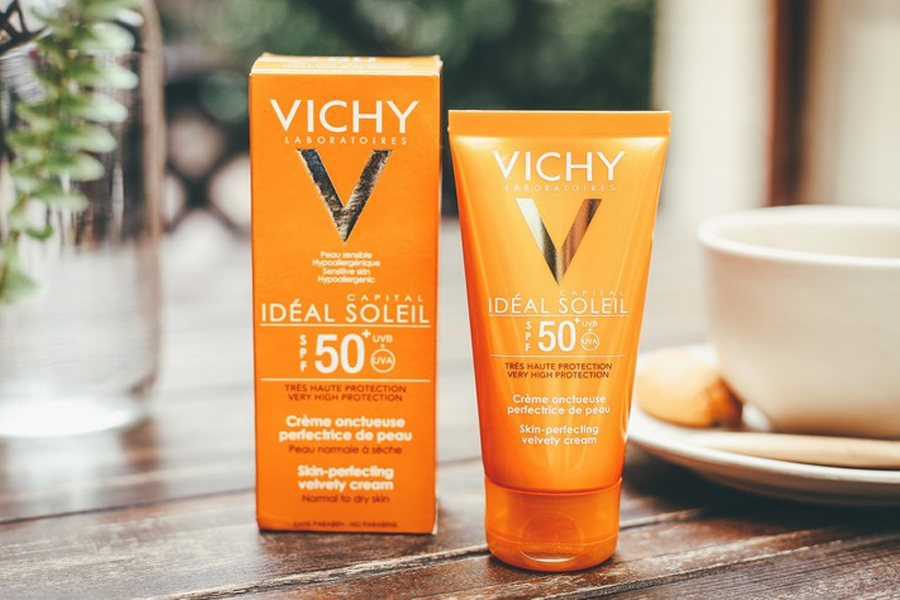 Kem chống nắng Vichy Cream SPF 50+ thích hợp cho bạn gái có làn da khô, cần cấp ẩm